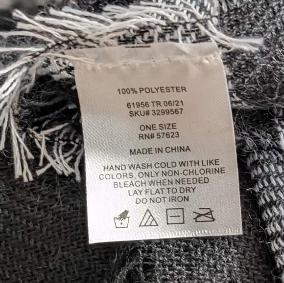 NWT Black and White Buffalo Check Blanket Scarf - Picture 5 of 5